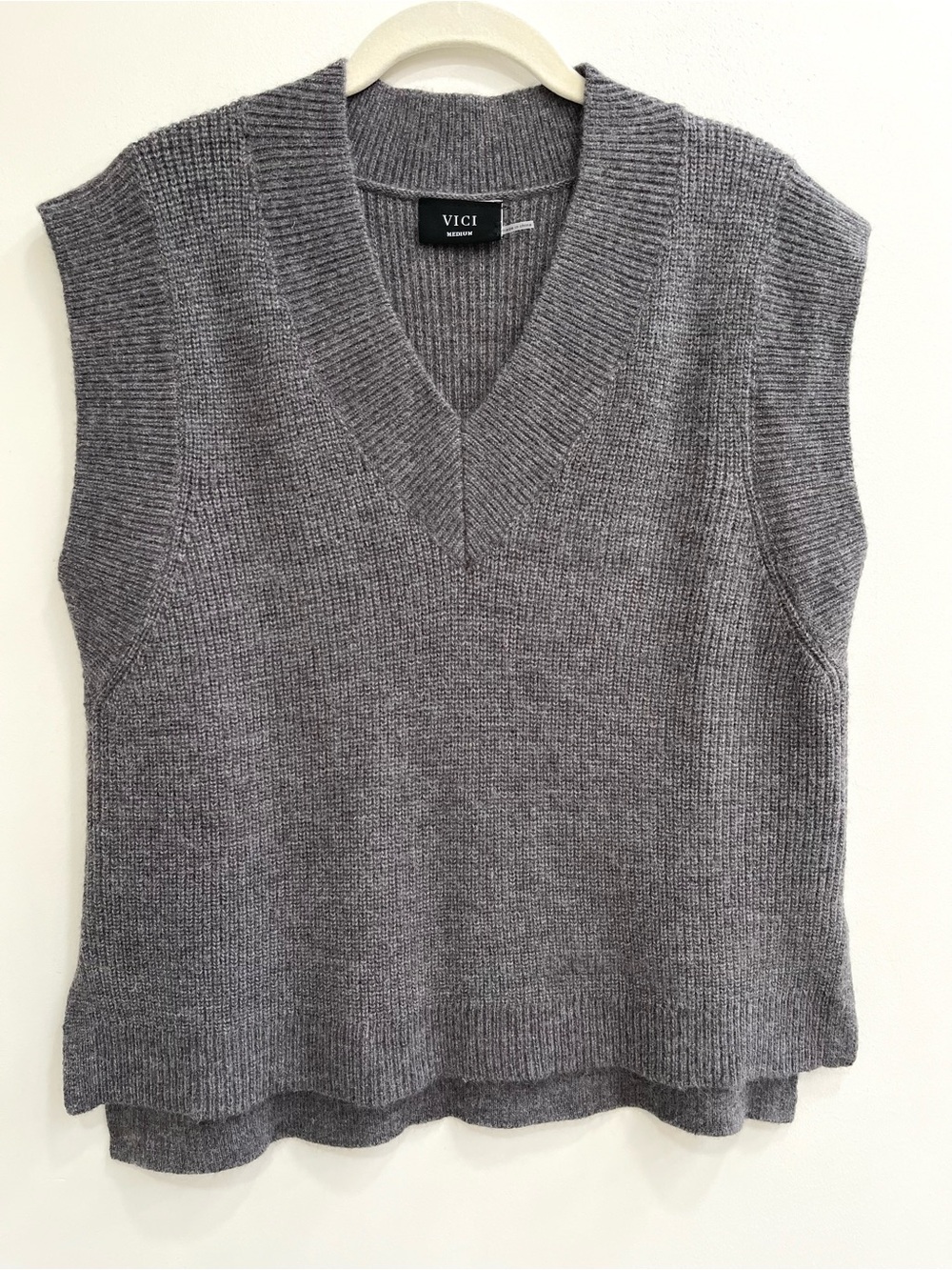 Vici gray v-neck ribbed sweater vest high low hem woman’s size medium